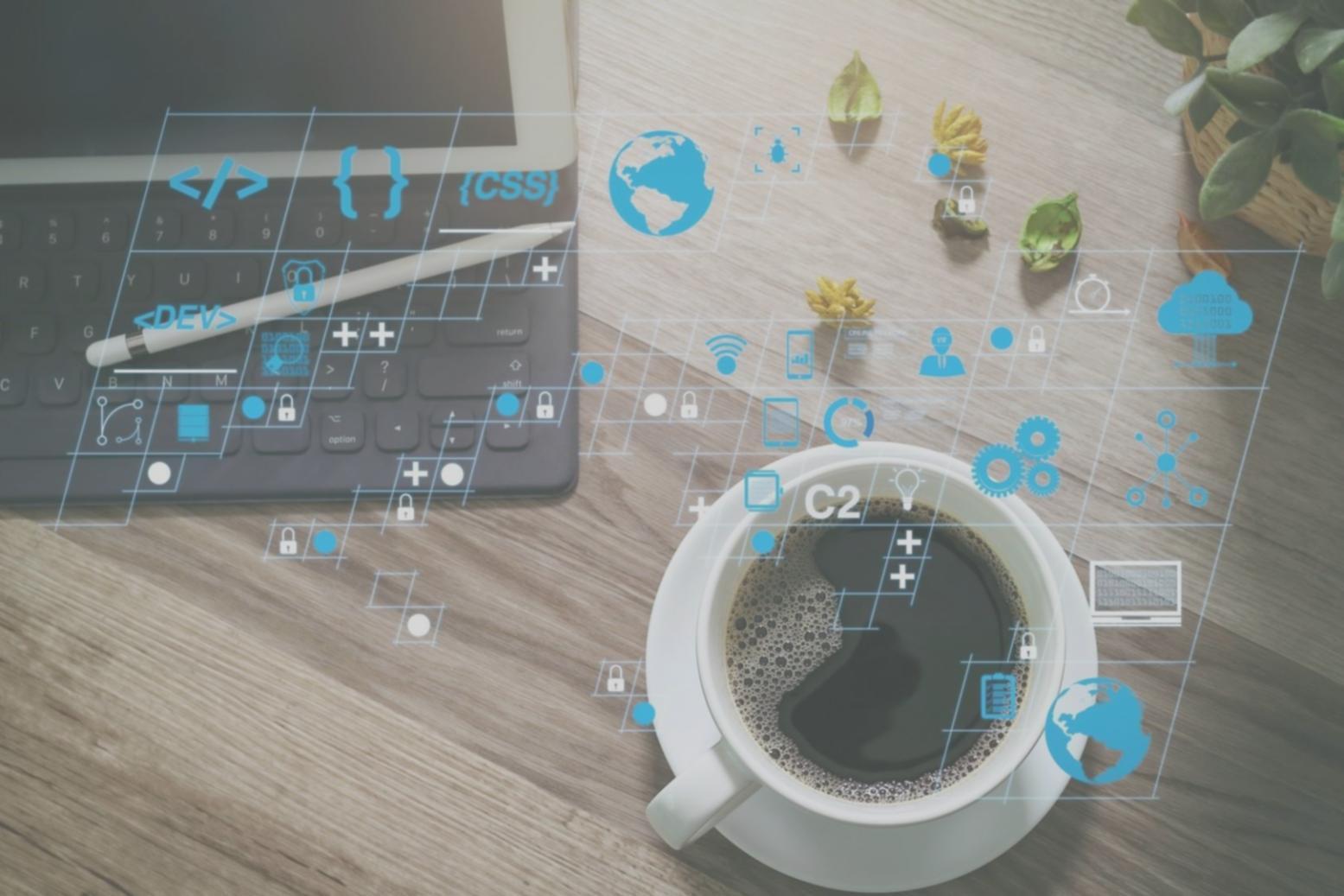 Espace de travail moderne avec ordinateurs et outils de design