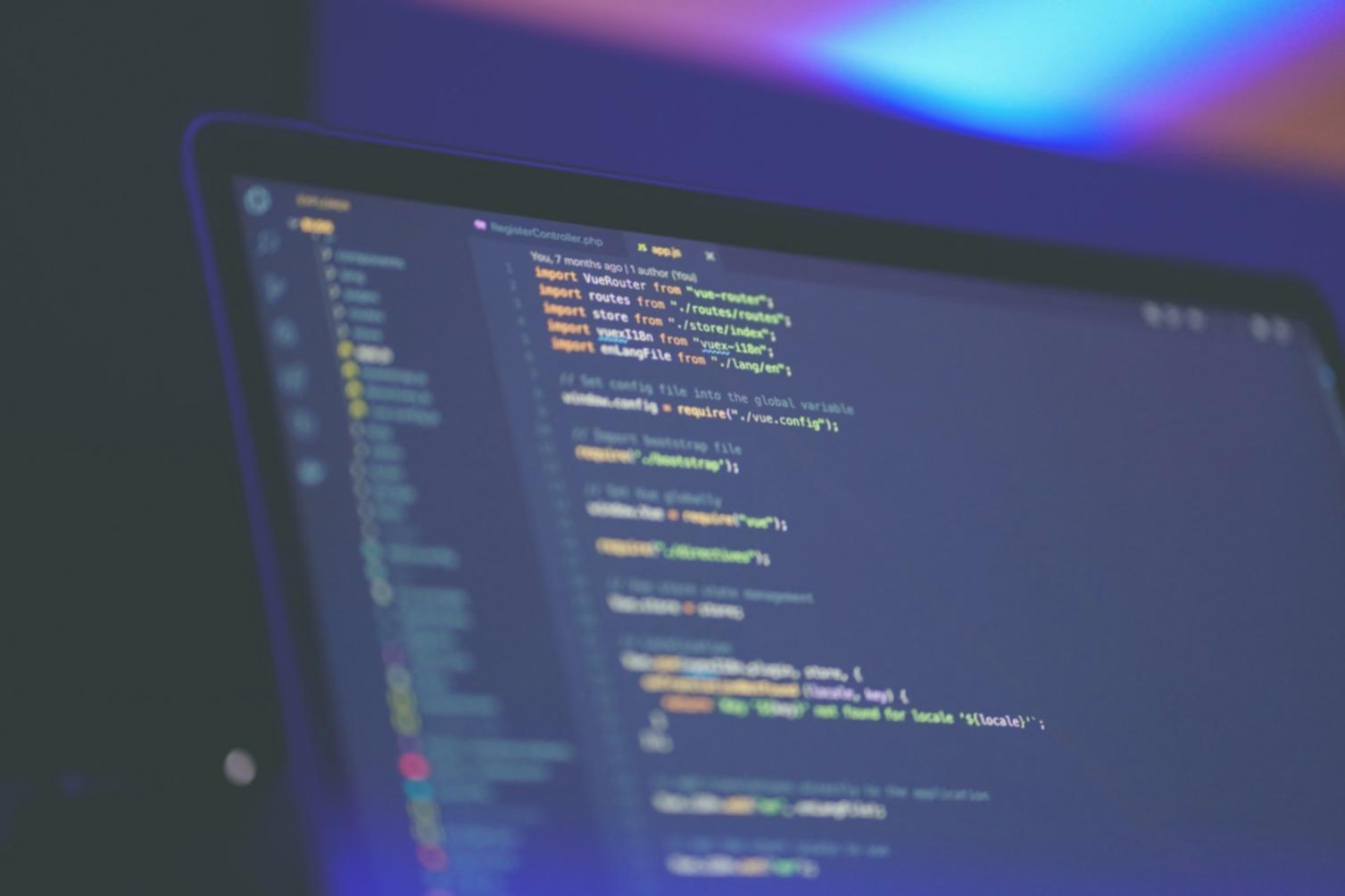 Espace de travail avec écran montrant des outils de design web